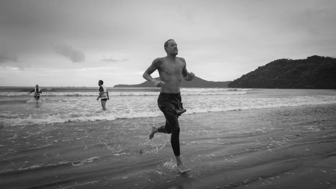 Fabiano Peres saindo do mar no Ultraman