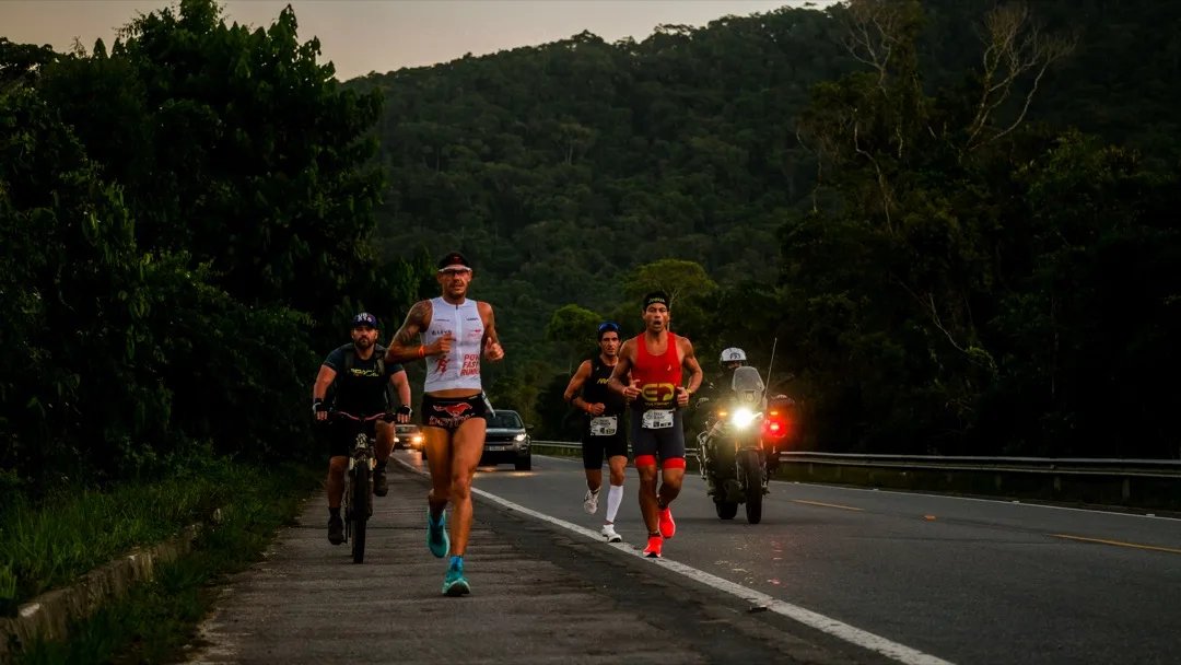 Fabiano Peres liderando corrida na estrada